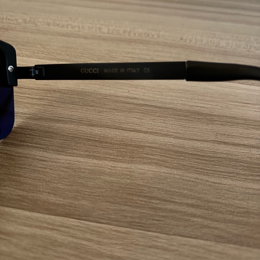 Gucci Black Sunglasses with Gold Detailing - Picture 4 of 4